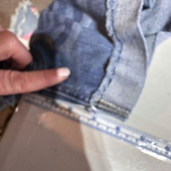 Express Women’s Low Rise Distressed Cuffed Denim Shorts Size 0 - Picture 8 of 9